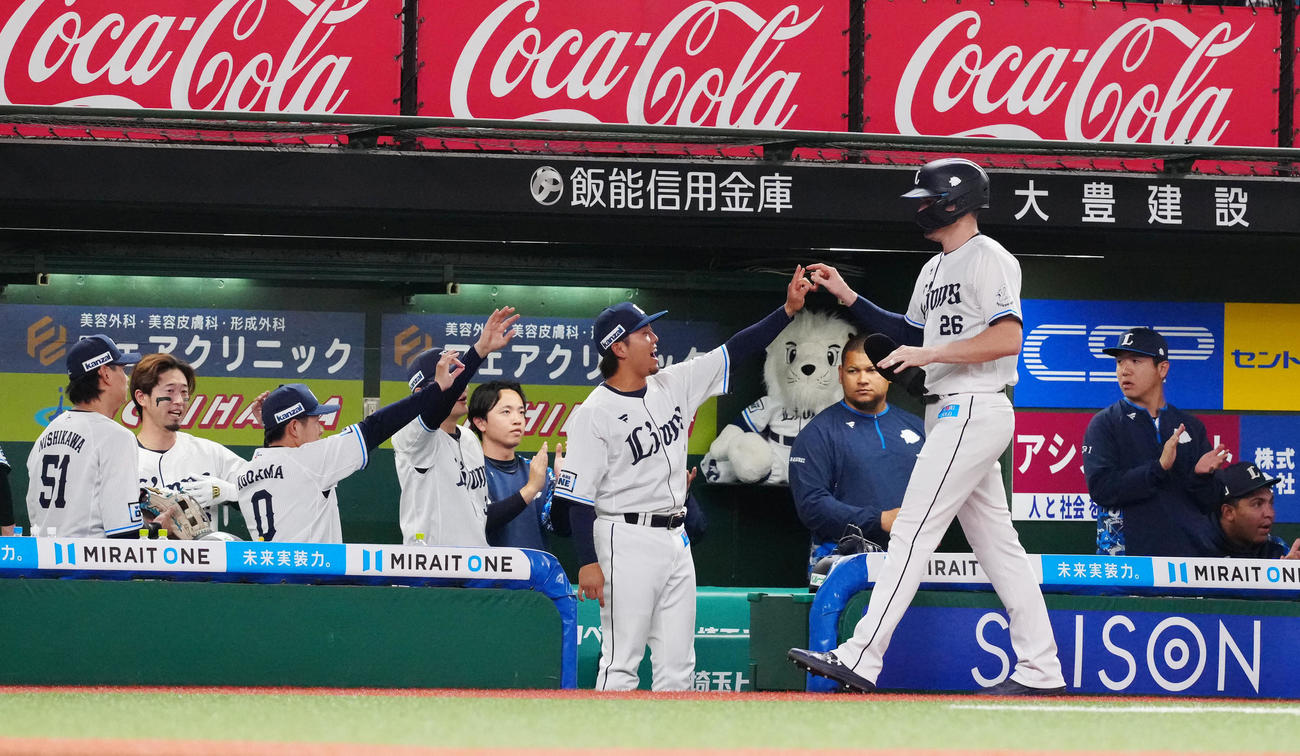 西武対楽天　1回裏終了後、ベンチで西武ネビン（手前右）を迎える選手たち（撮影・江口和貴）