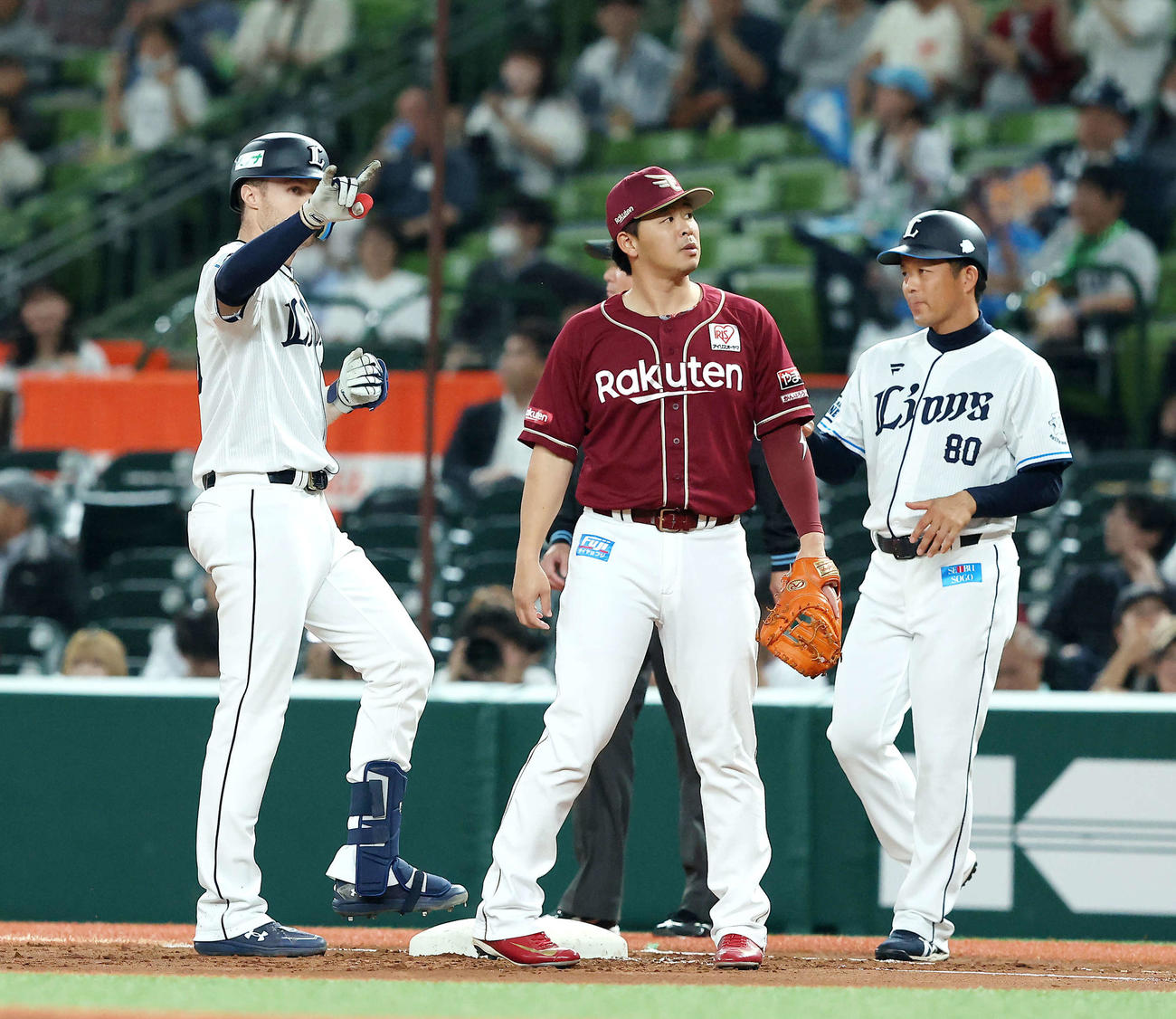 西武対楽天　1回裏西武2死三塁、右前先制適時打を放ち出塁するネビン（撮影・河田真司）