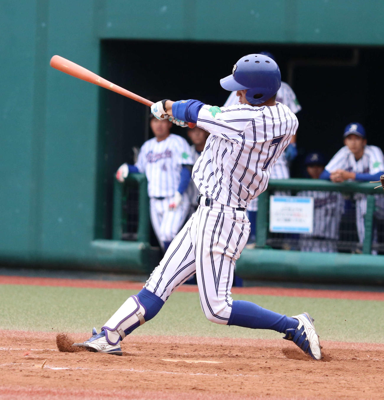 駒大対立正大　9回裏立正大1死一、三塁、右への適時打を放った安田（撮影・寺本吏輝）