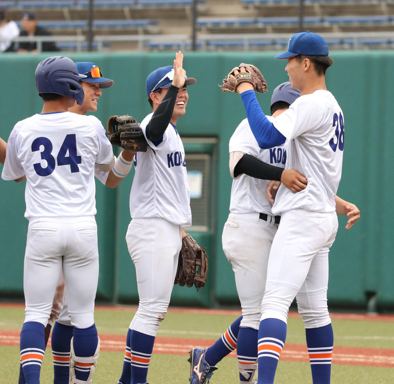 駒大対立正大　勝利して喜ぶ駒大野球部（撮影・寺本吏輝）