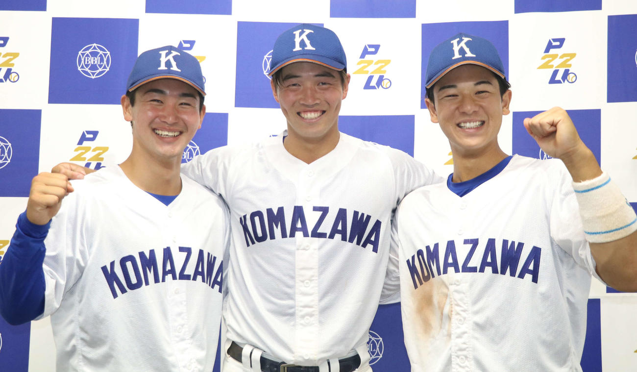 駒大対立正大　試合に勝利し笑顔を見せる駒大の、左から西村、疋田、真辺（撮影・山本佳央）