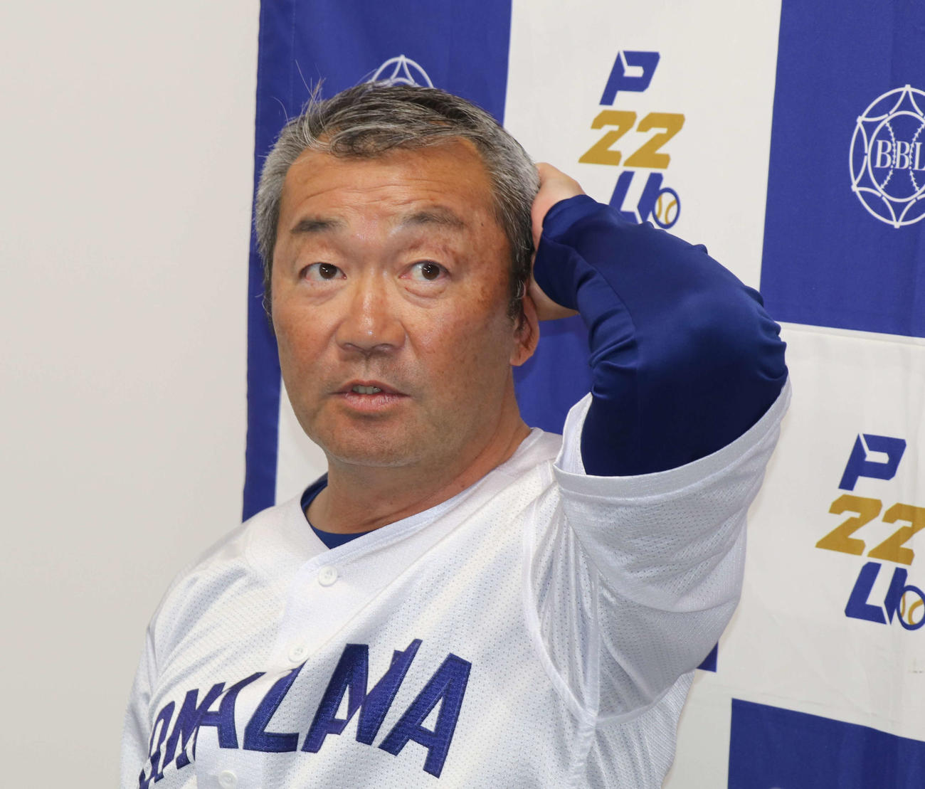 駒大対立正大　試合後取材に応じる駒大・香田監督（撮影・山本佳央）