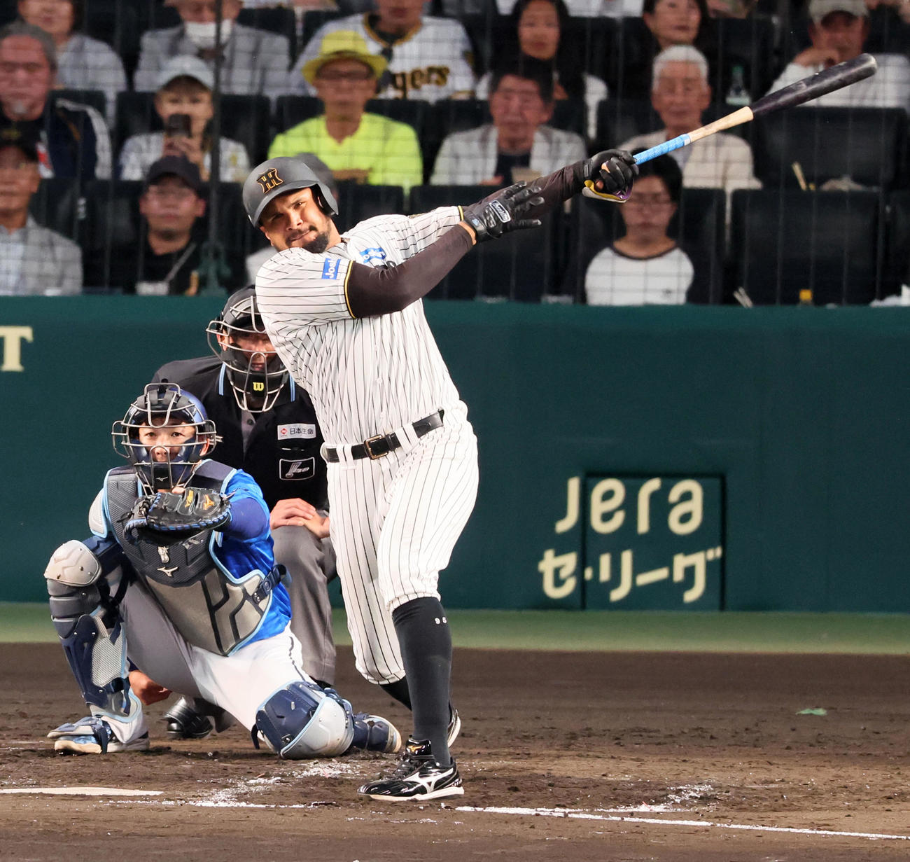 阪神対DeNA 4回裏阪神2死、ヘルナンデスは中前打を放つ（撮影・加藤哉）