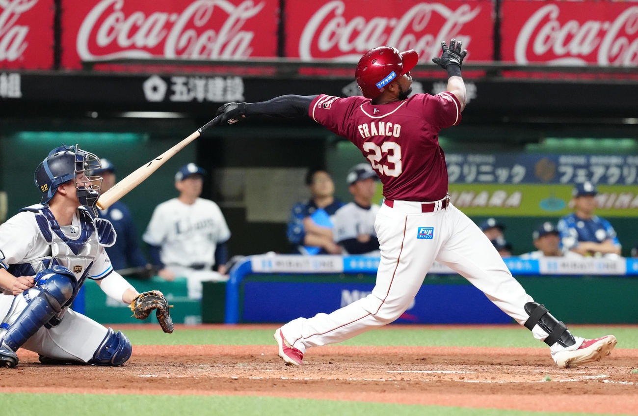 西武対楽天　4回表楽天2死二塁、2点本塁打を放つフランコ（撮影・江口和貴）