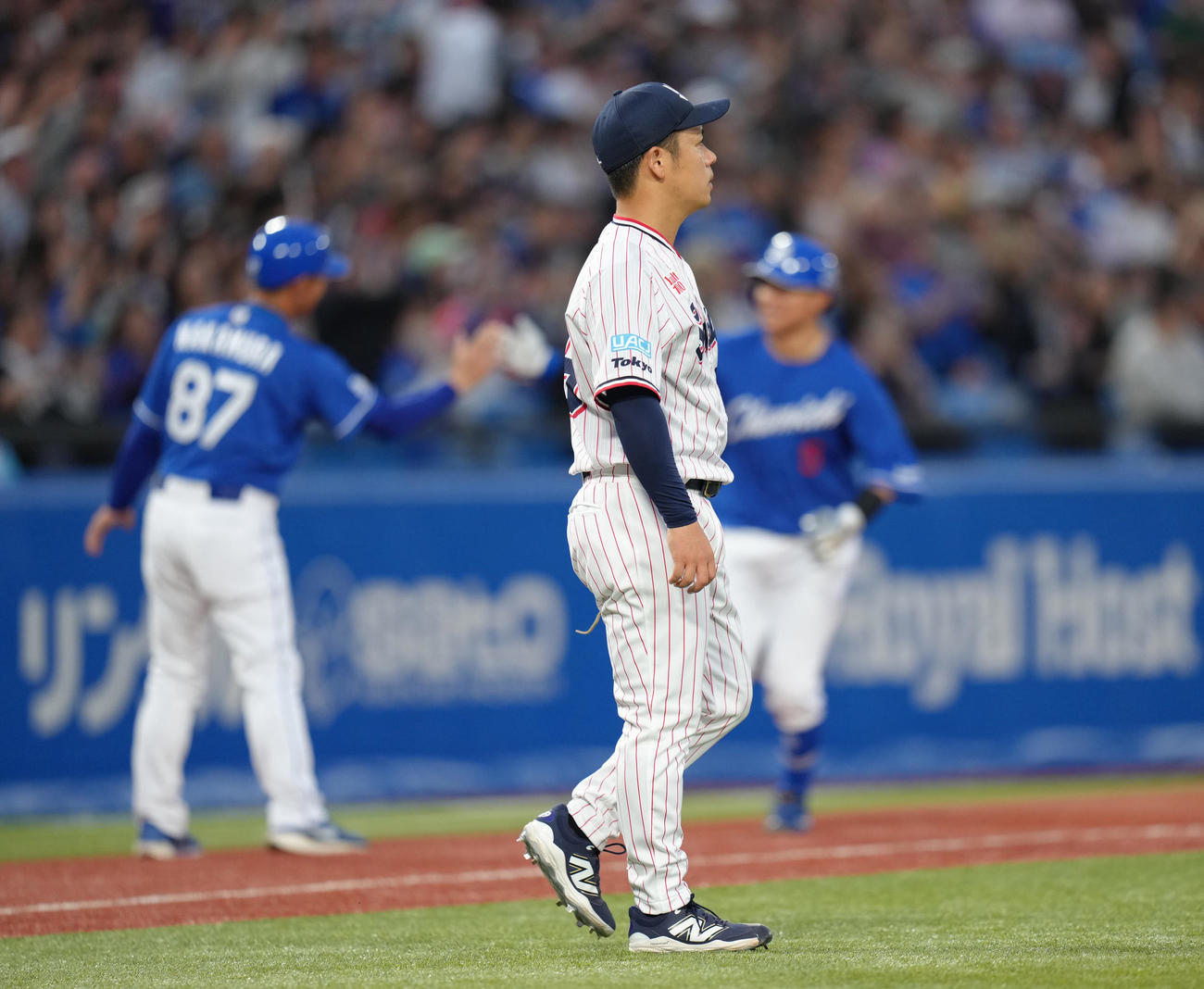 ヤクルト対中日　2回表中日無死二塁、村松（後方右）に2点本塁打を浴びた小川（撮影・足立雅史）