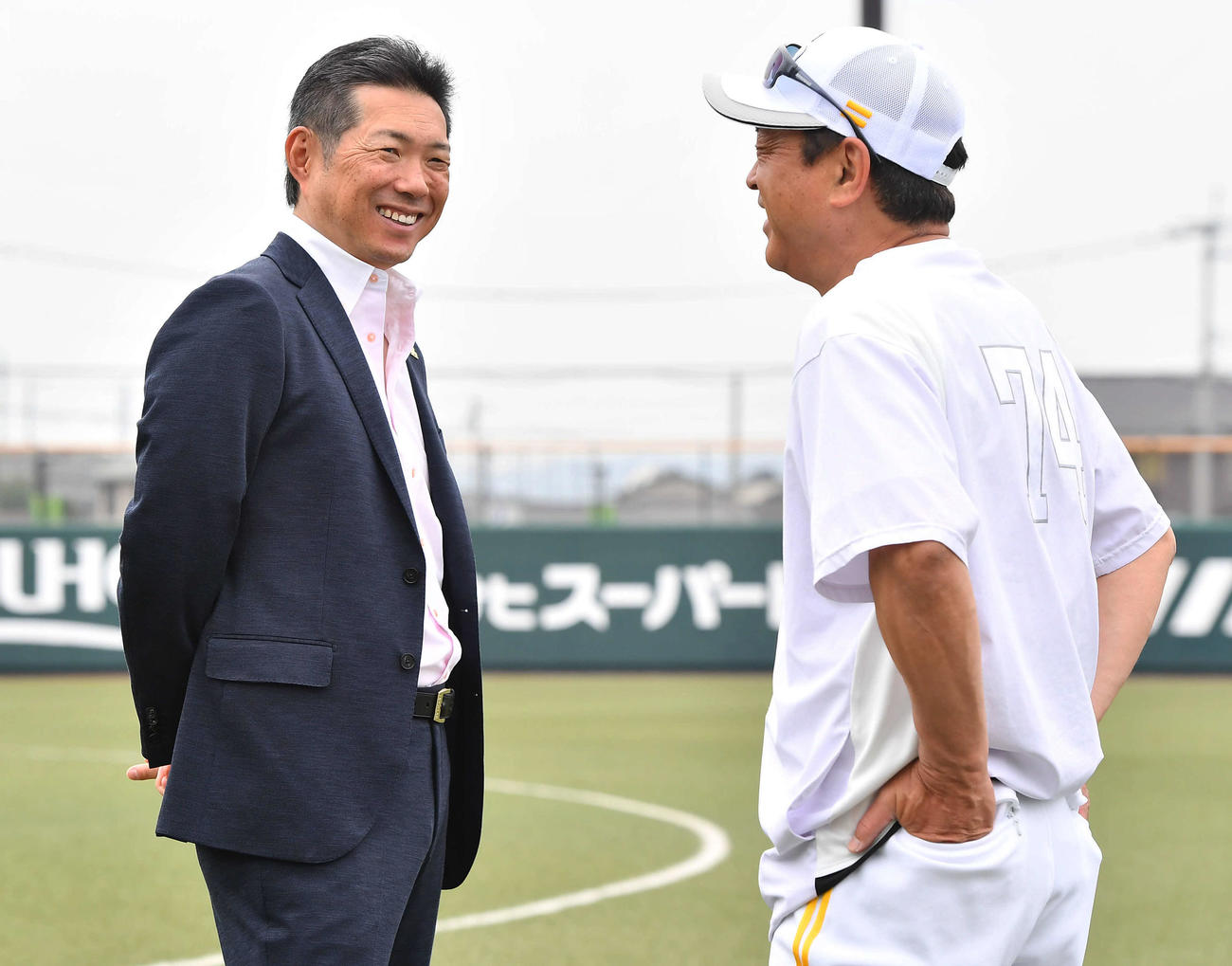 2軍の視察に訪れたソフトバンク小久保監督（左）は、松山2軍監督と笑顔で話す（撮影・岩下翔太）
