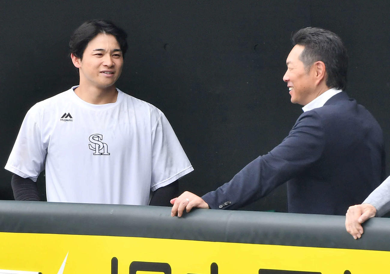 2軍の視察に訪れたソフトバンク小久保監督（右）は、谷川原と話し合う（撮影・岩下翔太）