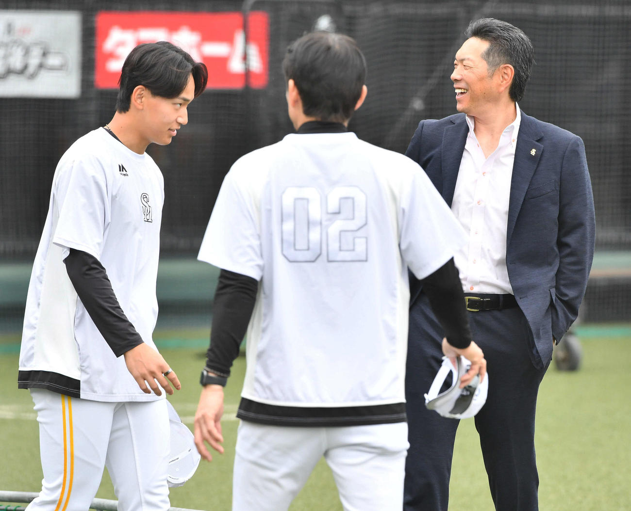 2軍の視察に訪れたソフトバンク小久保監督（右）は、前田悠（左）からあいさつされて笑顔で話す（撮影・岩下翔太）