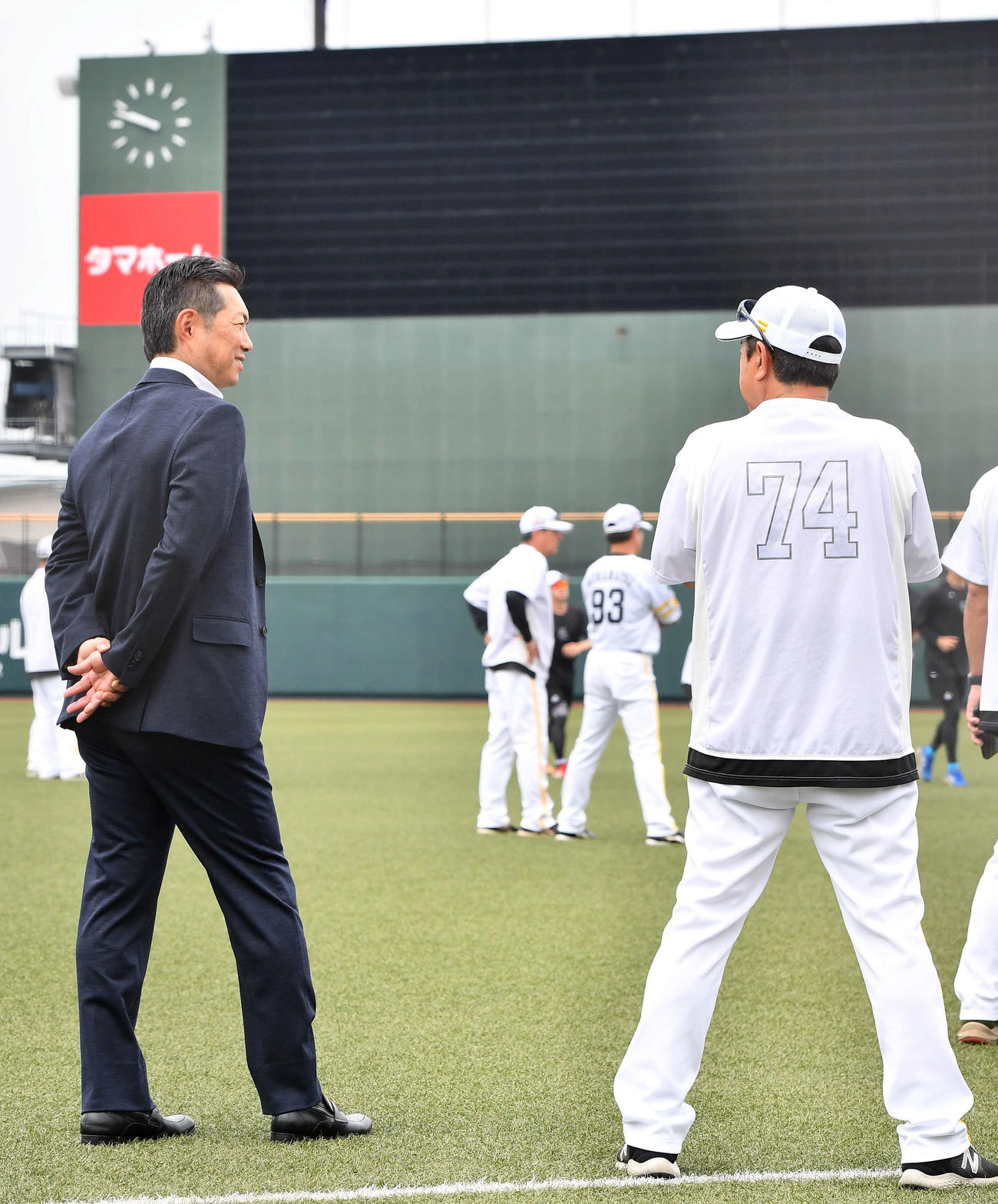 2軍の視察に訪れたソフトバンク小久保監督（左）は松山2軍監督と話し合う（撮影・岩下翔太）