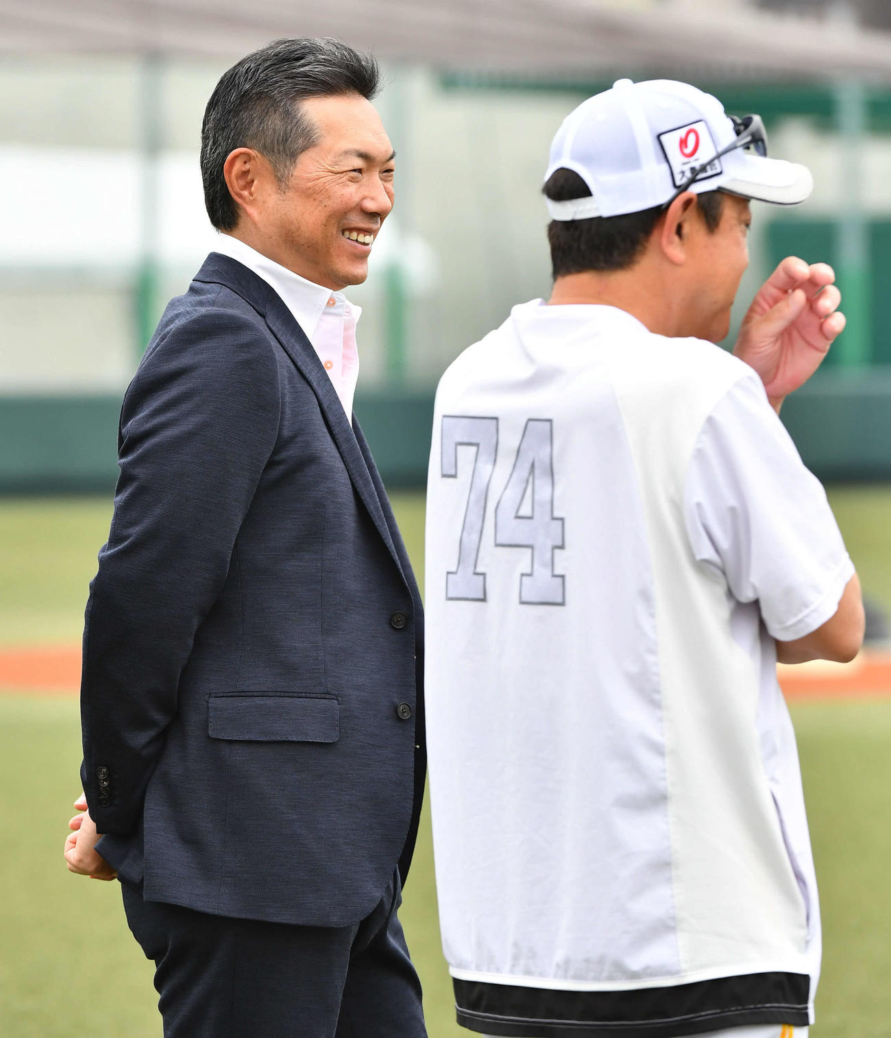 2軍の視察に訪れたソフトバンク小久保監督（左）は、松山2軍監督と笑顔で話す（撮影・岩下翔太）