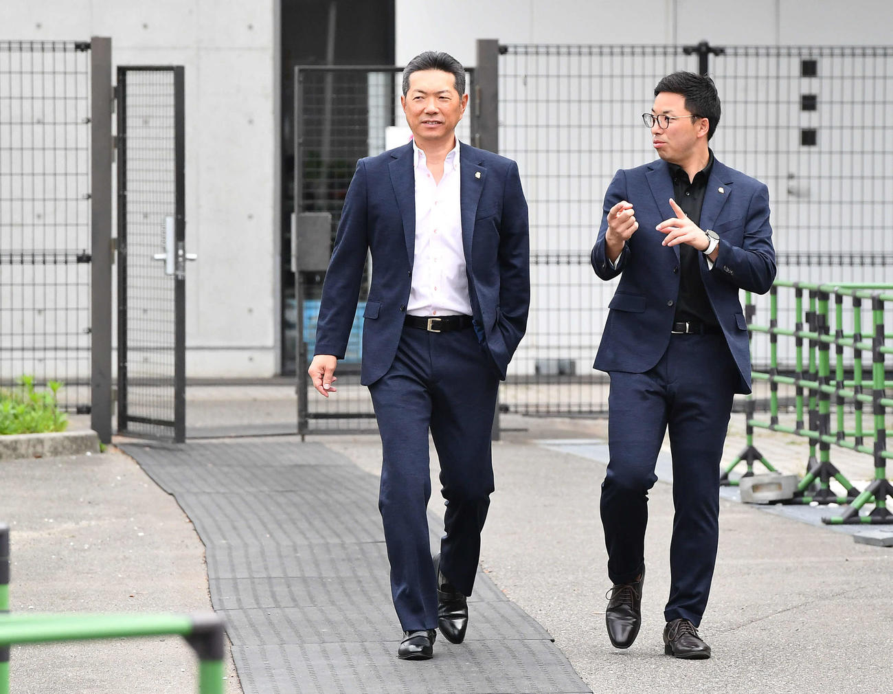HAWKSベースボールパーク筑後に到着し、メイン球場へ向かうソフトバンク小久保監督（撮影・岩下翔太）
