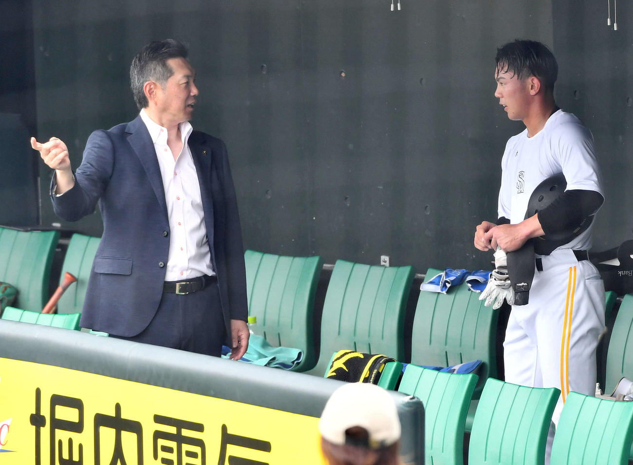2軍の視察に訪れ、宇野（右）と話すソフトバンク小久保監督（撮影・岩下翔太）