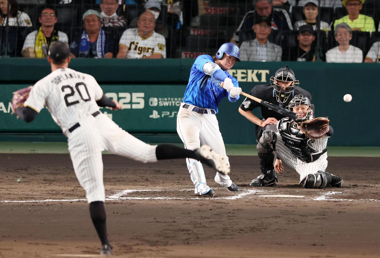 阪神対DeNA 7回表DeNA2死満塁、石上は左前に2点適時打を放つ。投手デュプランティエ（撮影・加藤哉）