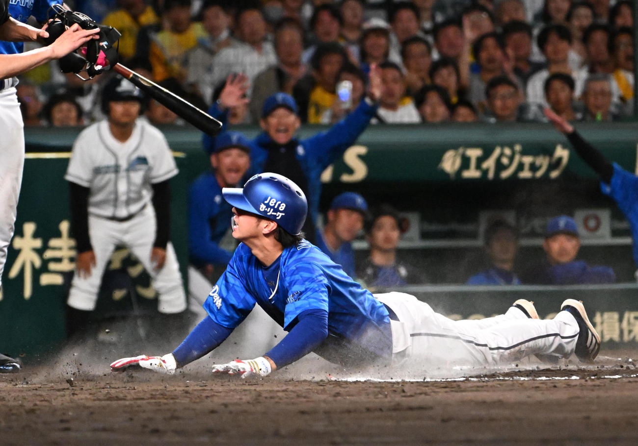 阪神対DeNA 7回表DeNA2死満塁、石上の左適時打で生還する度会（撮影・石井愛子）
