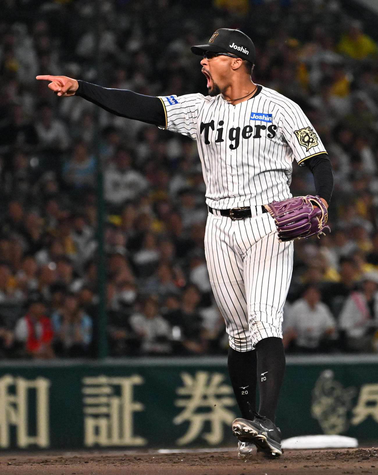阪神対DeNA 7回表DeNA2死満塁、宮■（■は崎の大が立の下の横棒なし）に押し出しの四球を与えるデュプランティエ（撮影・石井愛子）