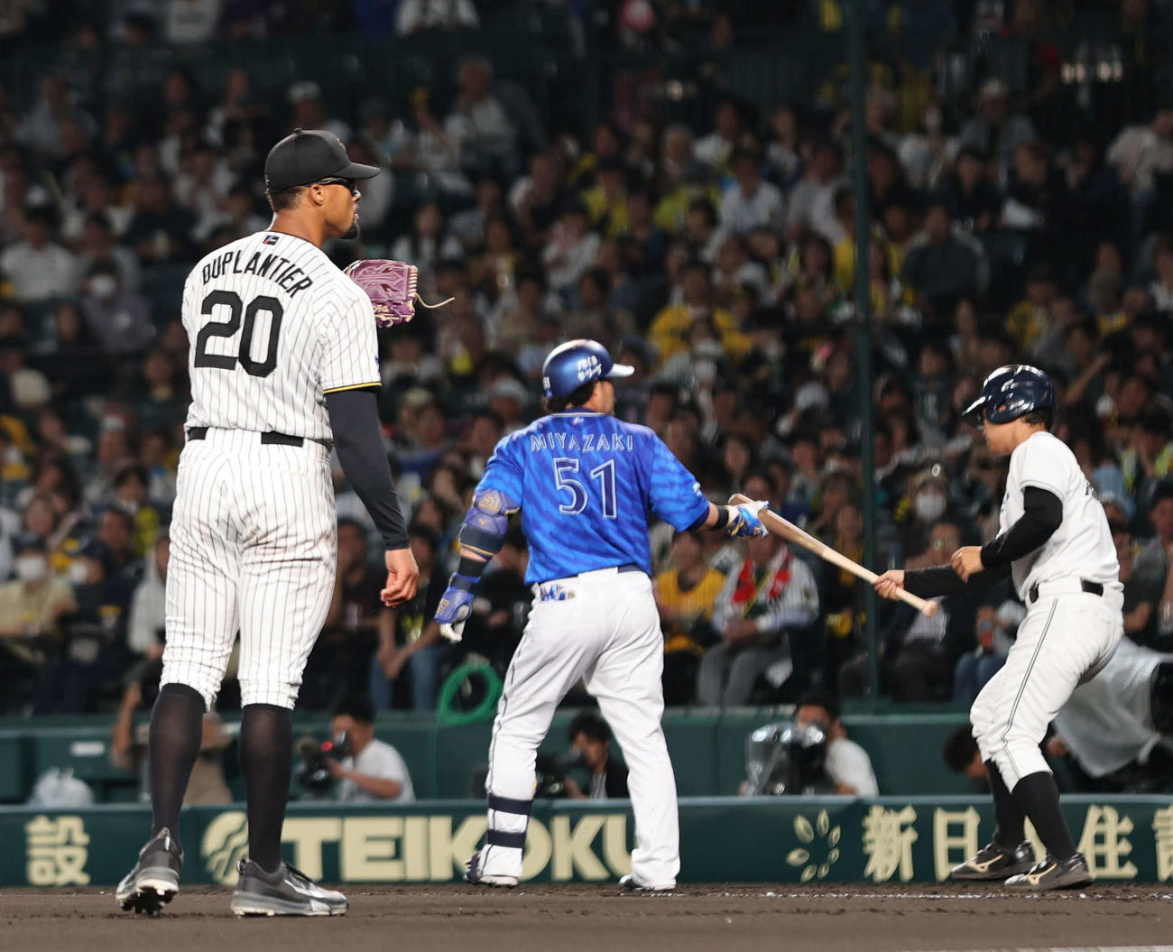 阪神対DeNA 7回表DeNA2死満塁、デュプランティエ（左）は宮崎に押し出し四球を与える（撮影・西尾就之）
