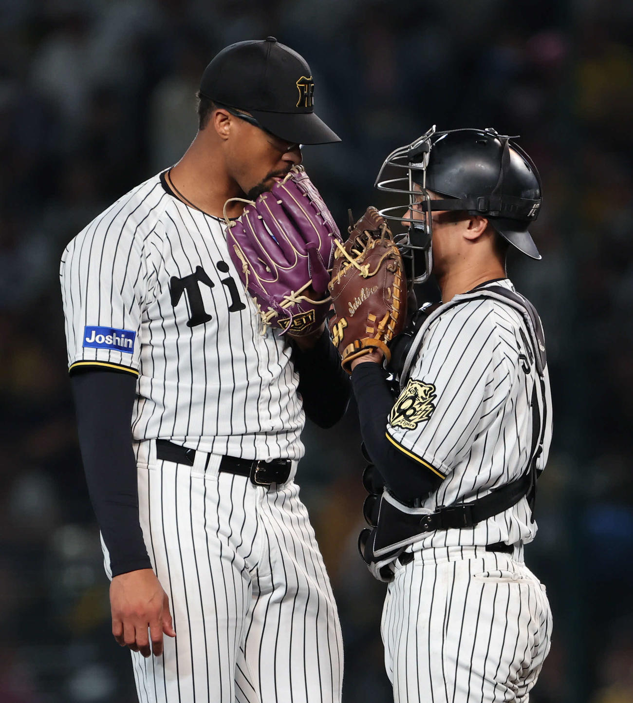 阪神対DeNA 7回表DeNA2死満塁、デュプランティエ（左）は打者宮崎のカウントが3－2になったところで坂本と話し合う（撮影・西尾就之）