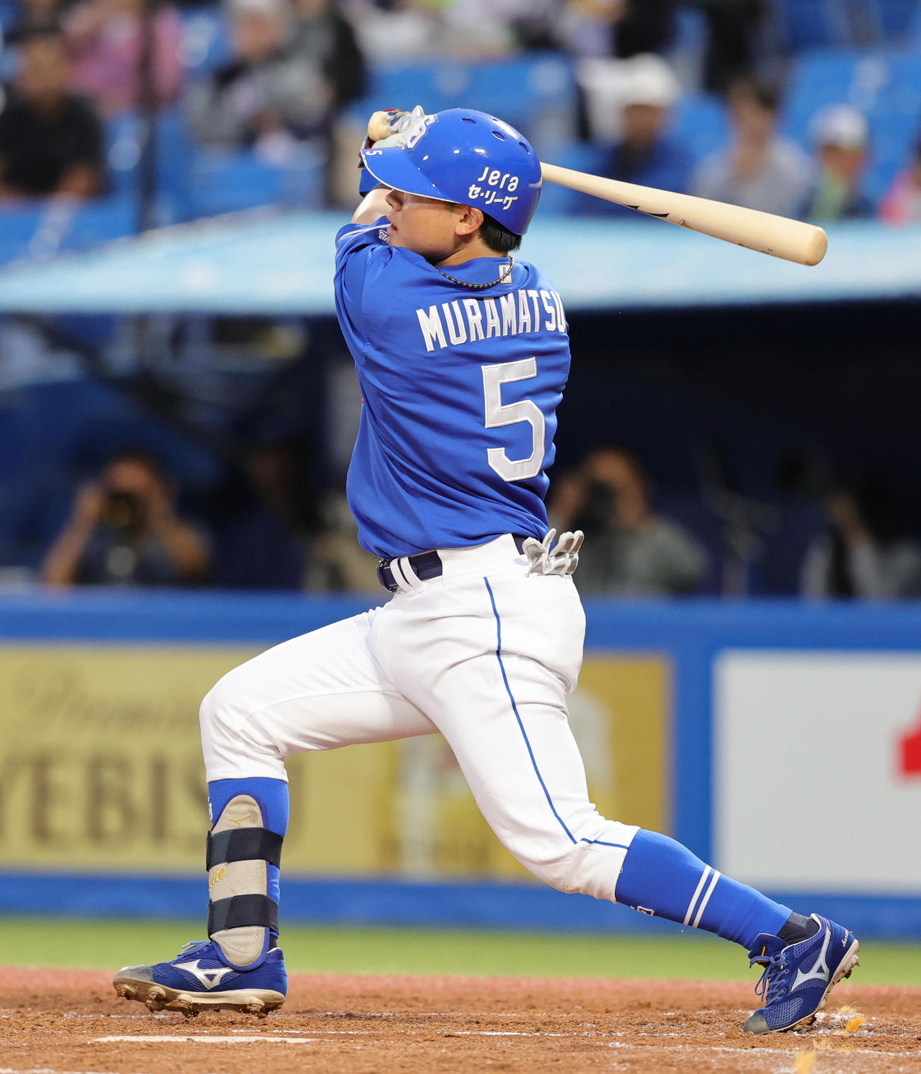 ヤクルト対中日　2回表中日無死二塁、右中間に2点本塁打を放つ村松（撮影・野上伸悟）