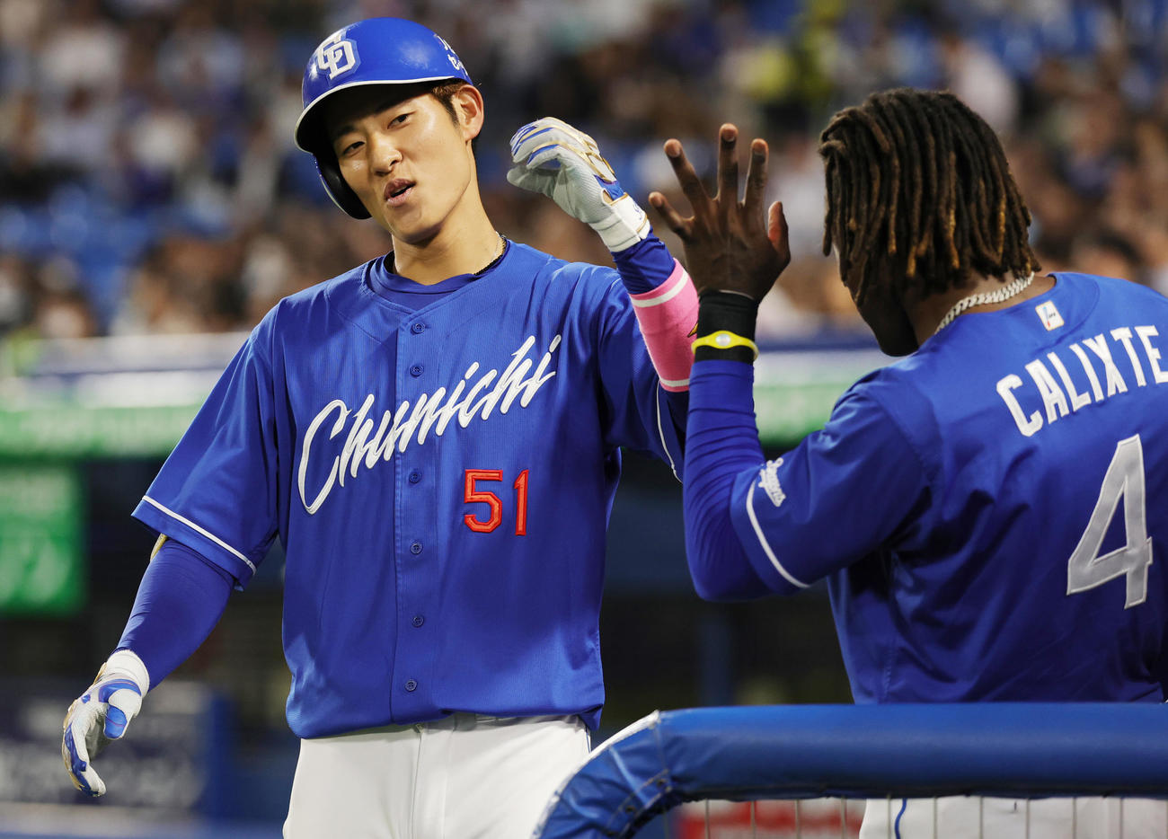 ヤクルト対中日　3回表中日無死、右越え本塁打を放ち喜ぶ上林（撮影・野上伸悟）