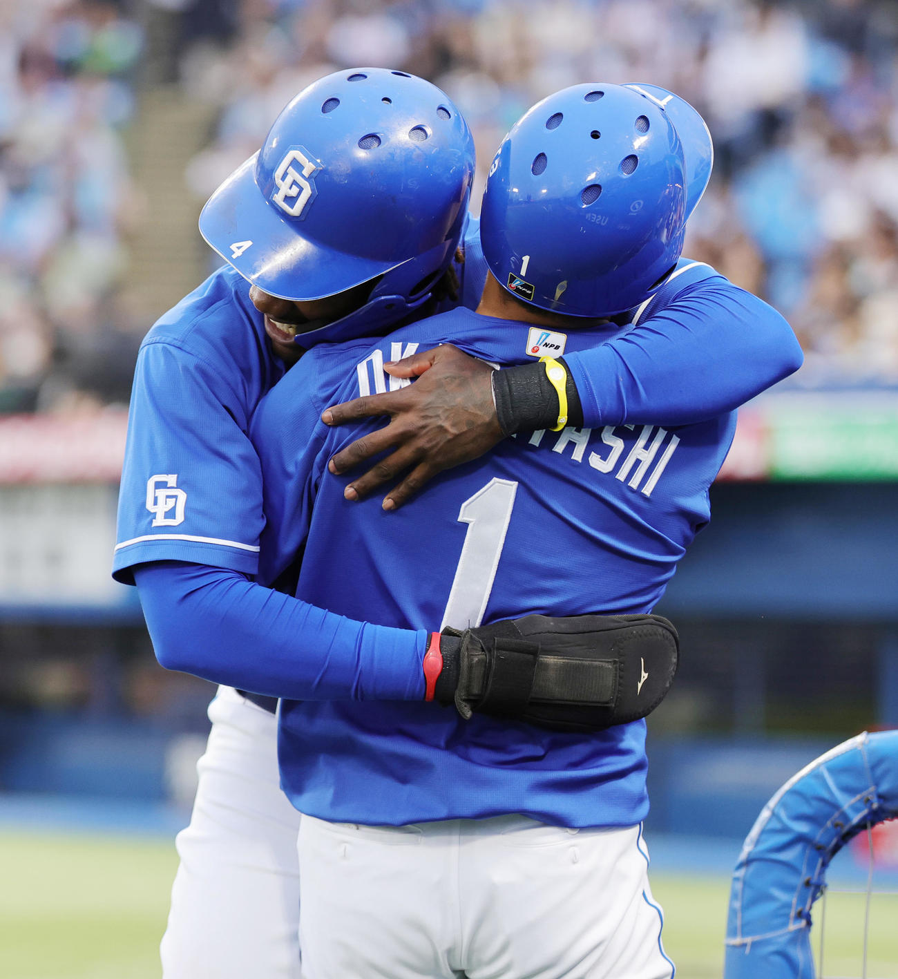 ヤクルト対中日　1回表中日2死一、二塁、高橋周の先制2点適時二塁打で生還し、抱きあって喜ぶ岡林（手前）とカリステ（撮影・野上伸悟）