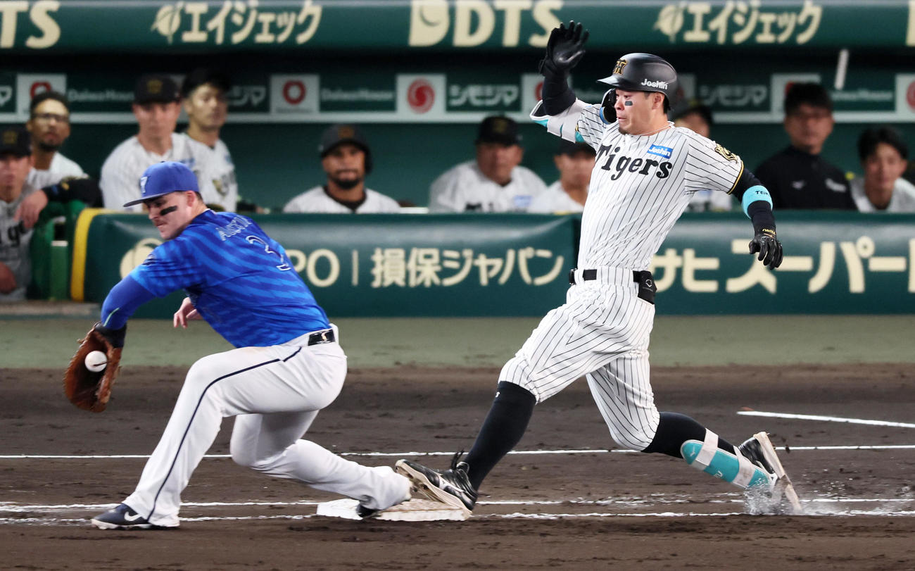 阪神対DeNA 6回裏阪神2死、佐藤輝は二塁内野安打を放つ。一塁手オースティン（撮影・加藤哉）