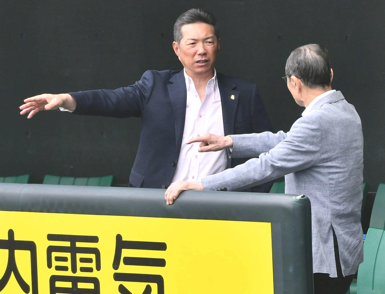 2軍の視察に訪れ、ベンチで話すソフトバンク小久保監督と王球団会長（右）