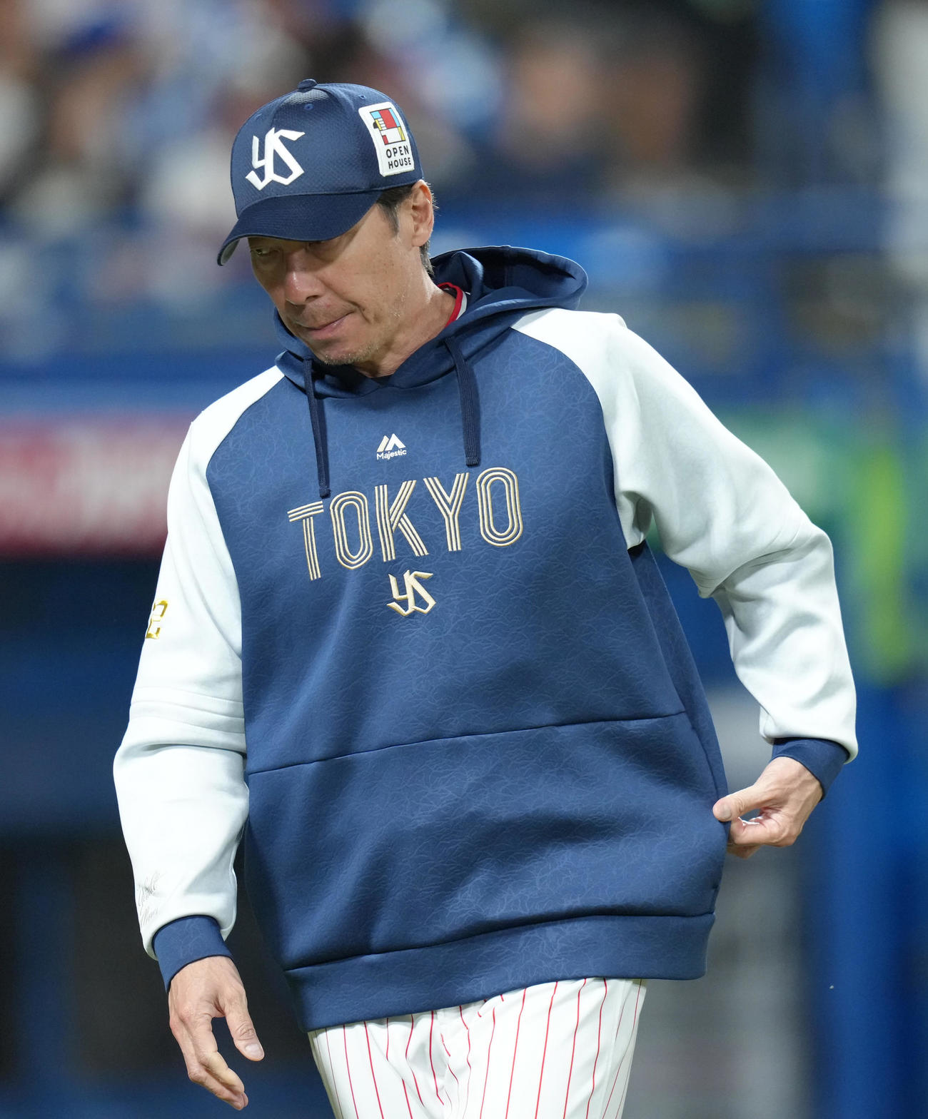 ヤクルト対中日　選手交代を告げ、厳しい表情でベンチに戻るヤクルト高津監督（撮影・足立雅史）