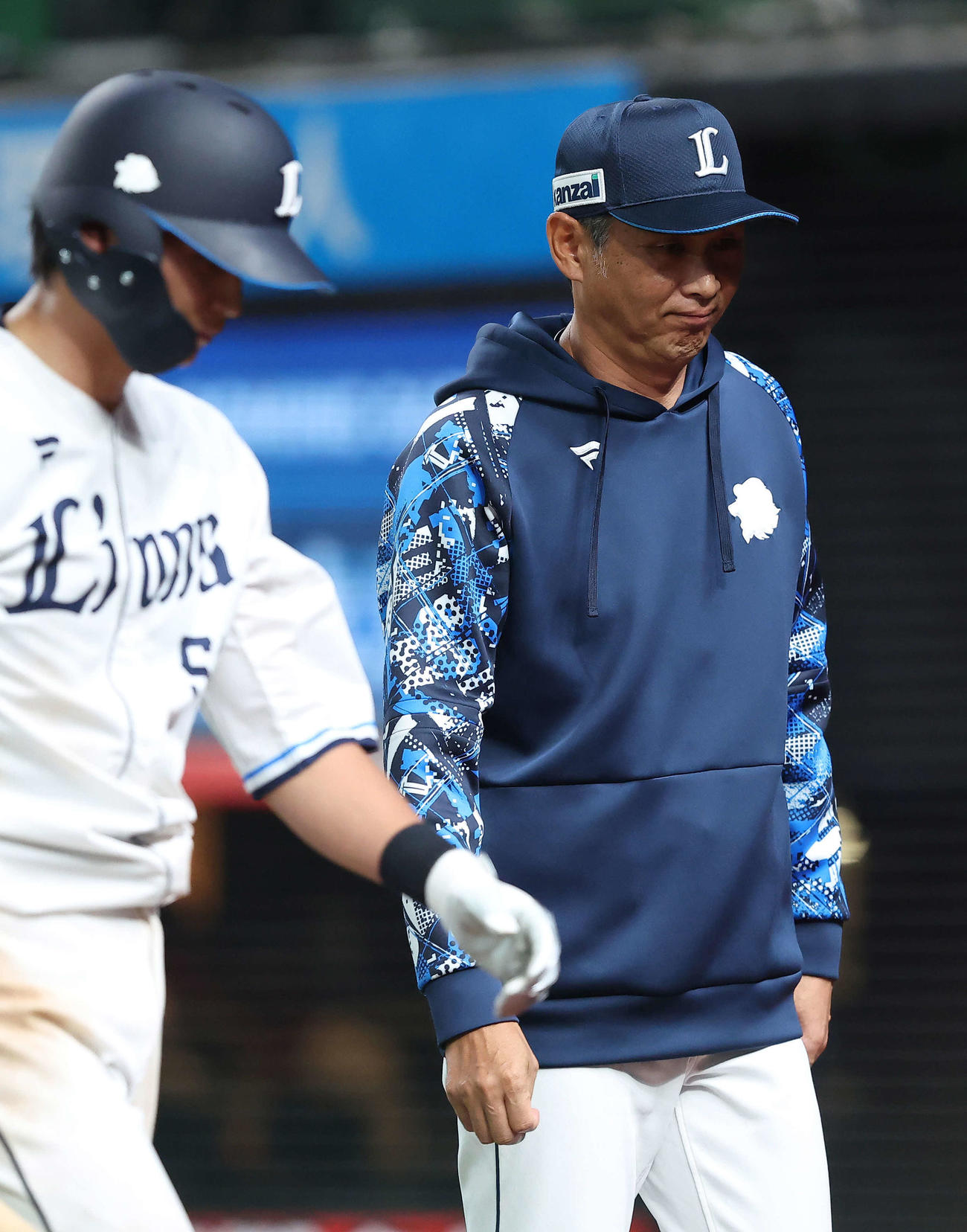 西武対楽天　6回裏を終え、選手交代を告げる西口監督（撮影・河田真司）