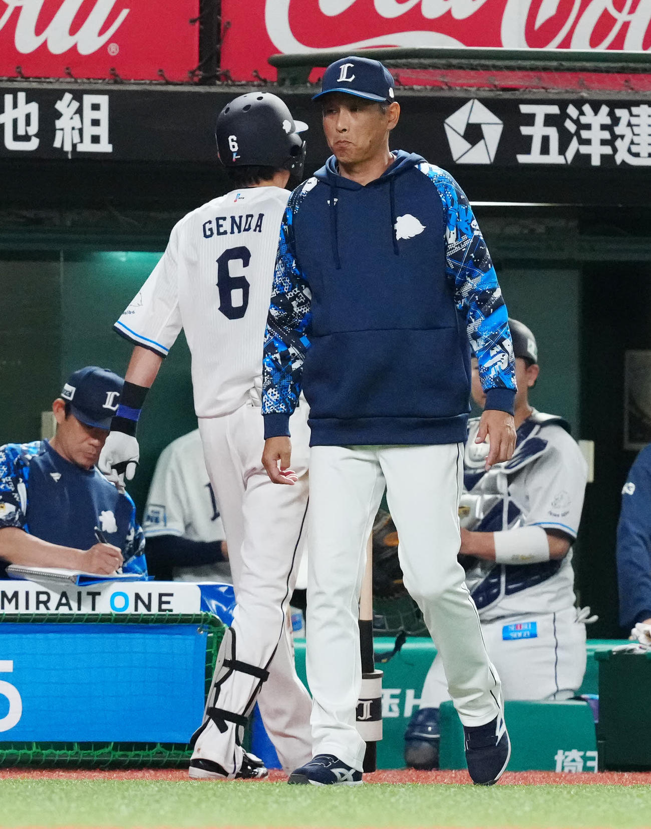 西武対楽天　7回表開始前、選手交代を告げに向かう西武西口監督（撮影・江口和貴）