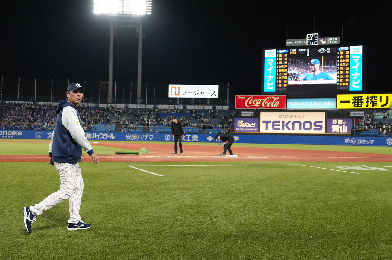 中日に敗れ引き揚げるヤクルト高津監督（撮影・足立雅史）
