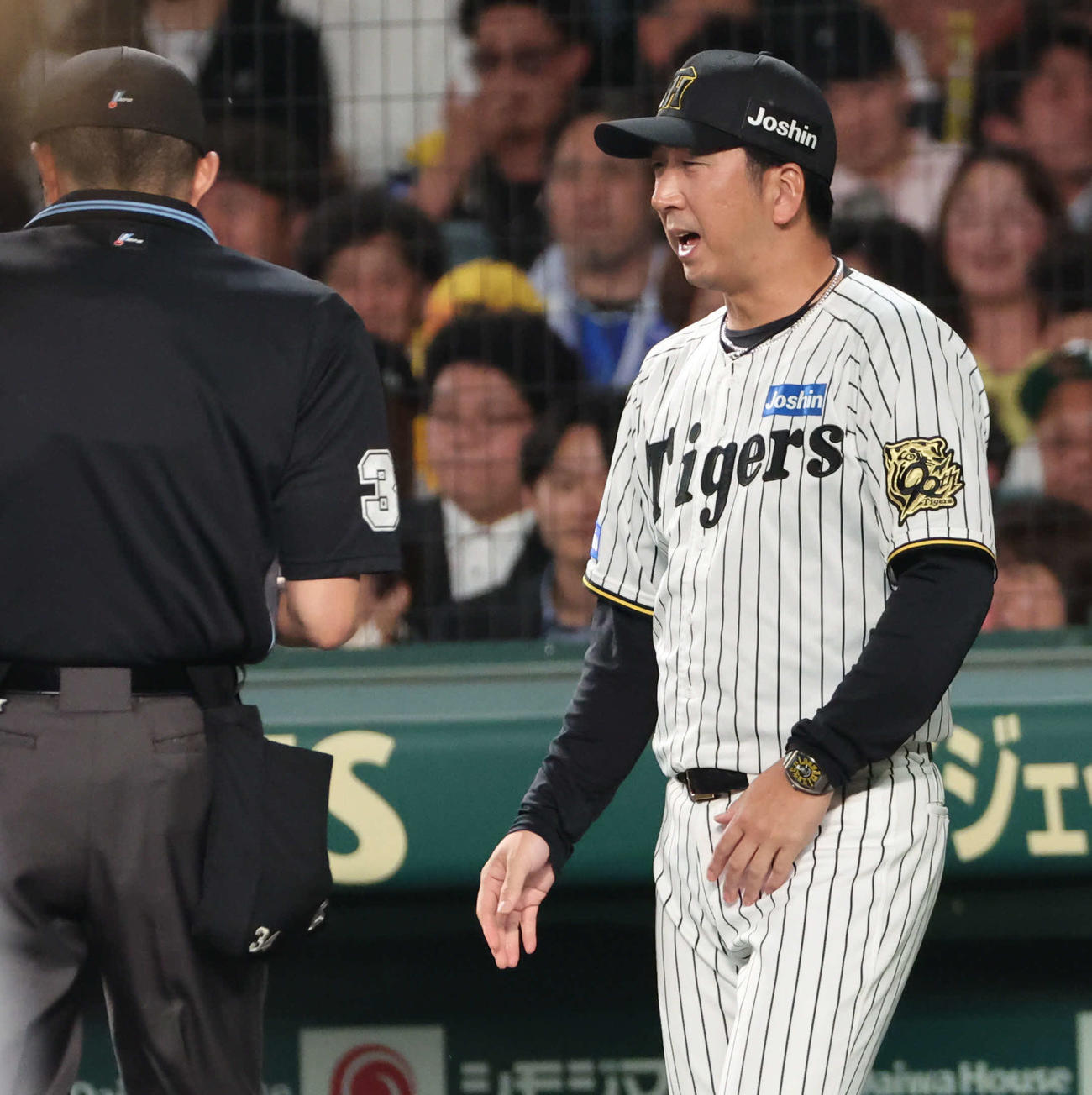 阪神対DeNA 8回の攻撃を終え、選手交代を告げる阪神藤川監督（撮影・西尾就之）