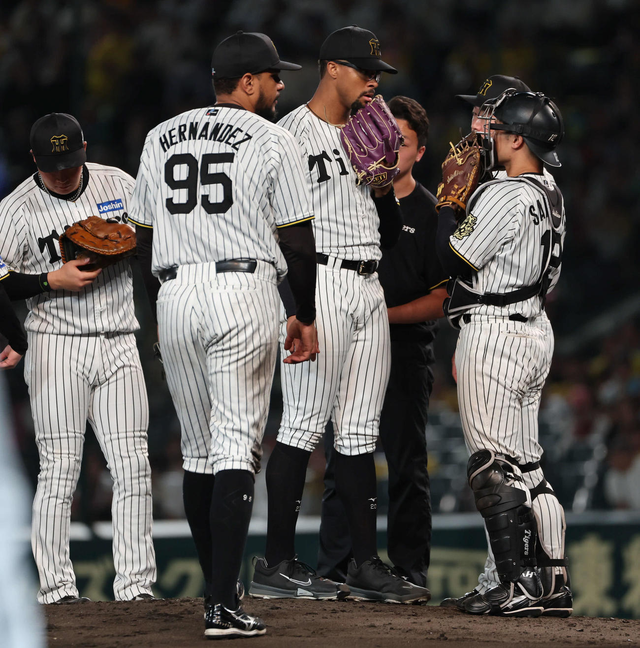 阪神対DeNA 7回表DeNA1死一、二塁、打者度会の時、デュプランティエは安藤コーチらの激励を受ける（撮影・西尾就之）