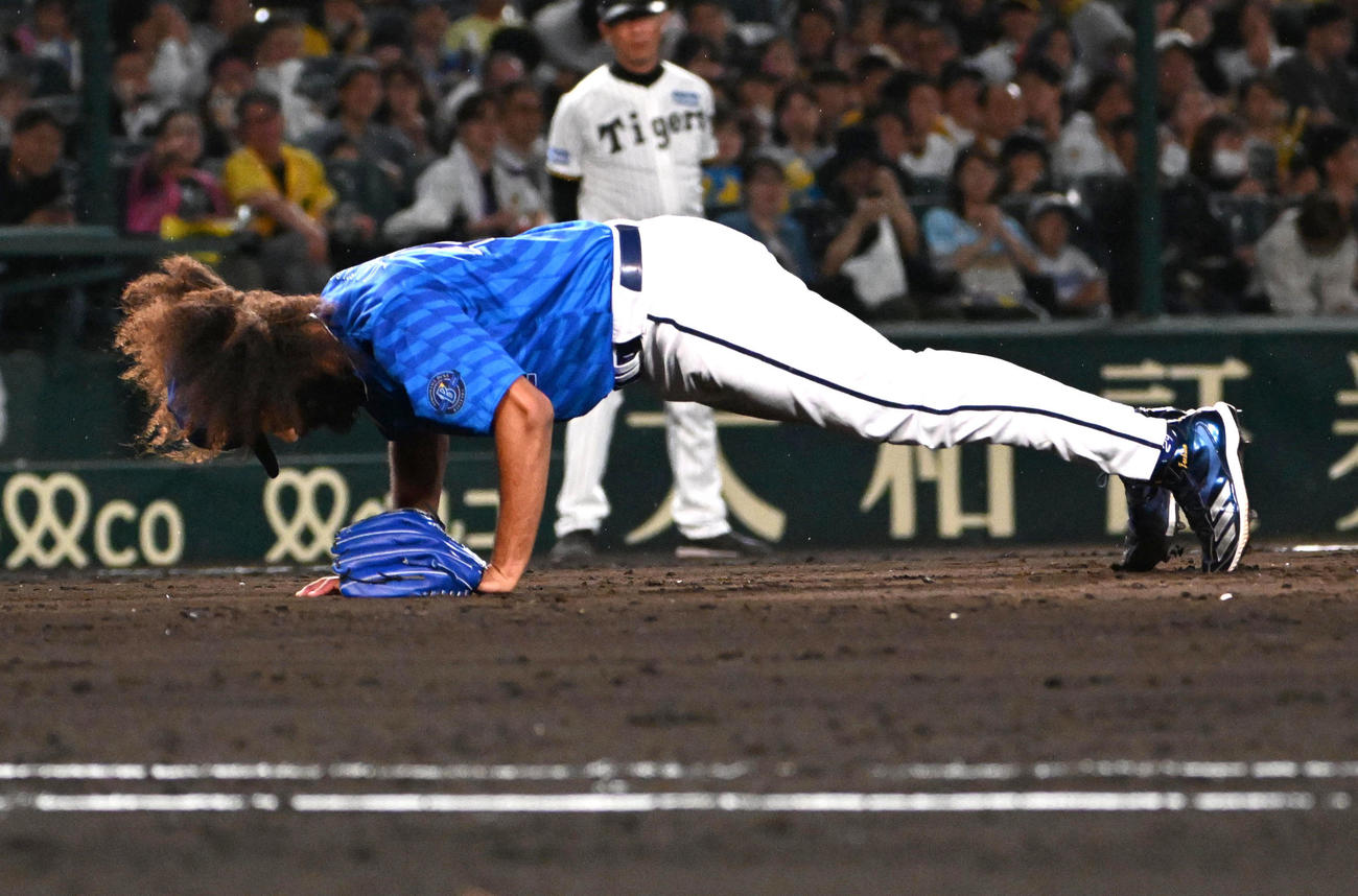 阪神対DeNA 5回裏を投げ終わりマウンドで腕立て？をするジャクソン（撮影・石井愛子）
