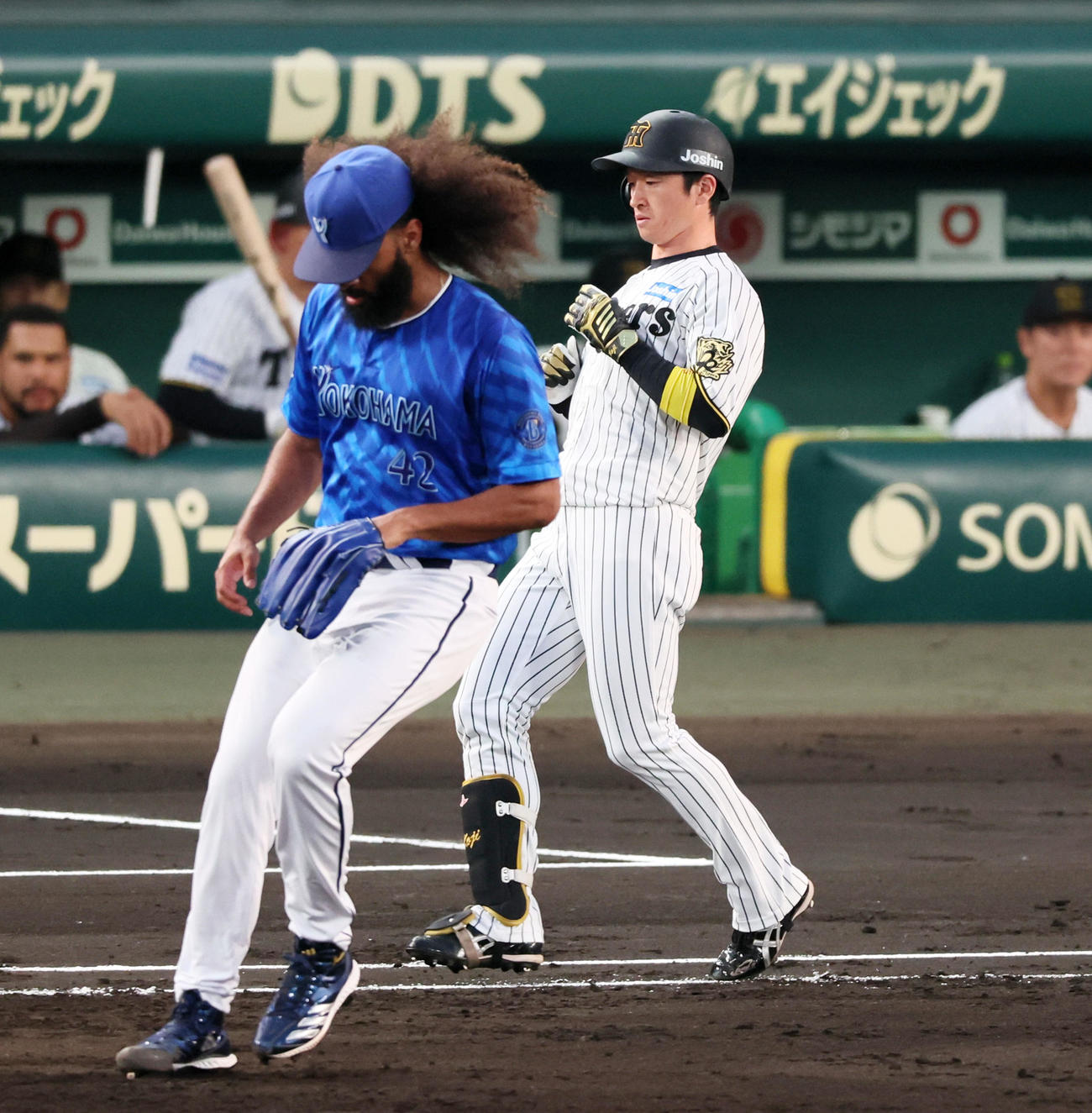 阪神対DeNA 3回裏阪神無死、近本は一ゴロに倒れる。左は先発のジャクソン（撮影・加藤哉）
