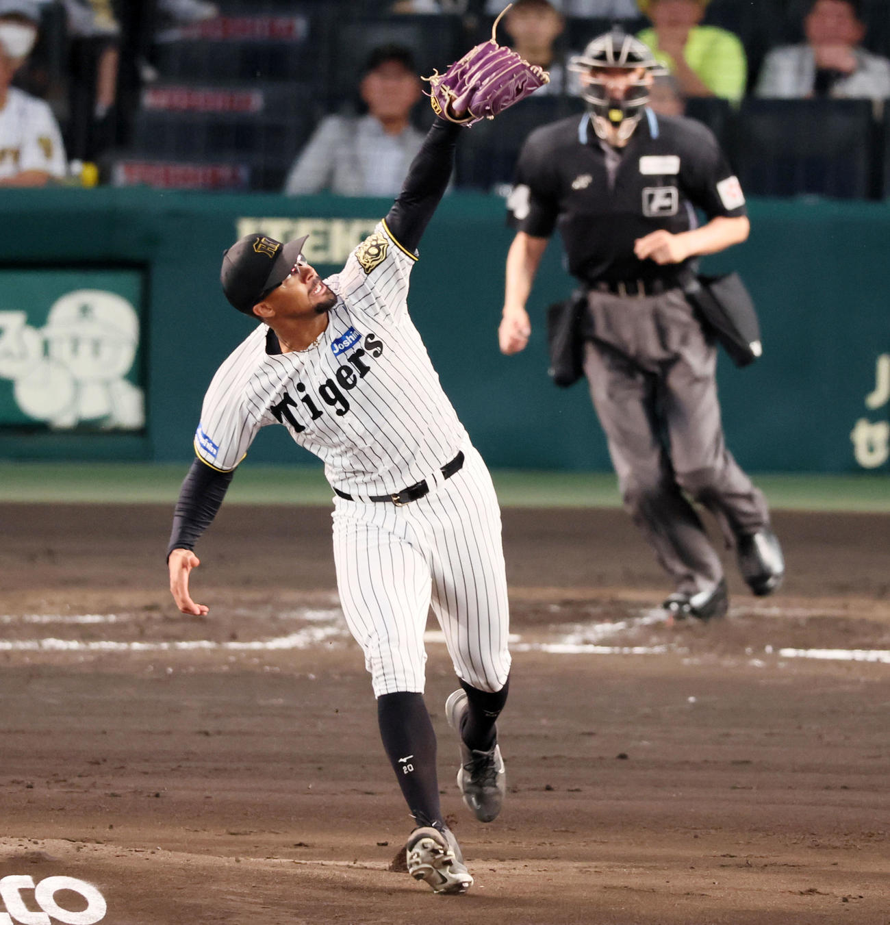 阪神対DeNA 4回表DeNA1死、デュプランティエは佐野の打球を捕球（撮影・加藤哉）