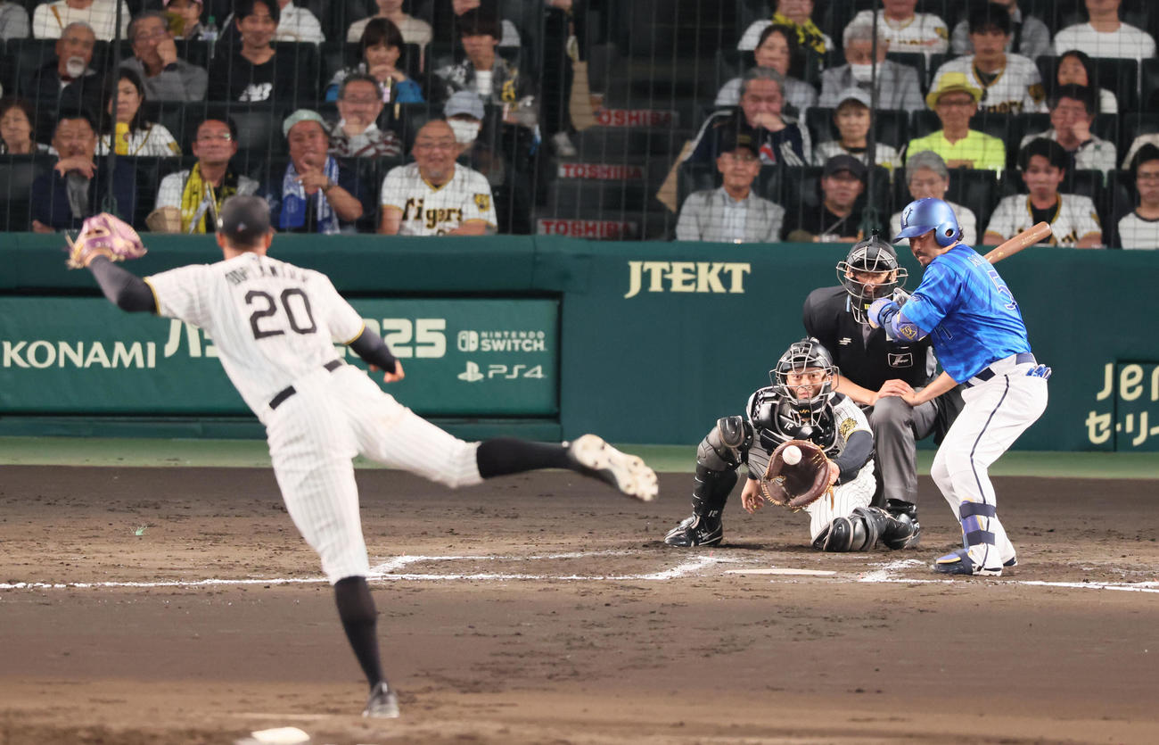 阪神対DeNA 7回表DeNA2死満塁、代打宮崎は四球を選んで押し出しとなり勝ち越しに成功。投手デュプランティエ（撮影・加藤哉）