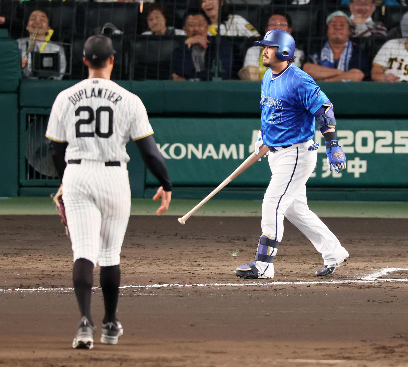 阪神対DeNA 7回表DeNA2死満塁、代打宮崎は四球を選んで押し出しとなり勝ち越しに成功。投手デュプランティエ（撮影・加藤哉）
