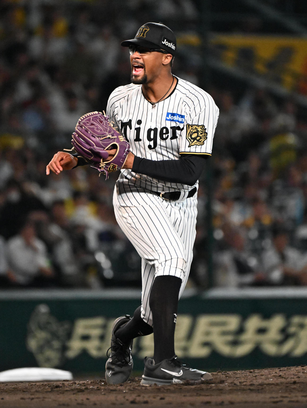 阪神対DeNA 7回表DeNA1死一塁、オースティンに左安打を放たれるデュプランティエ（撮影・石井愛子）