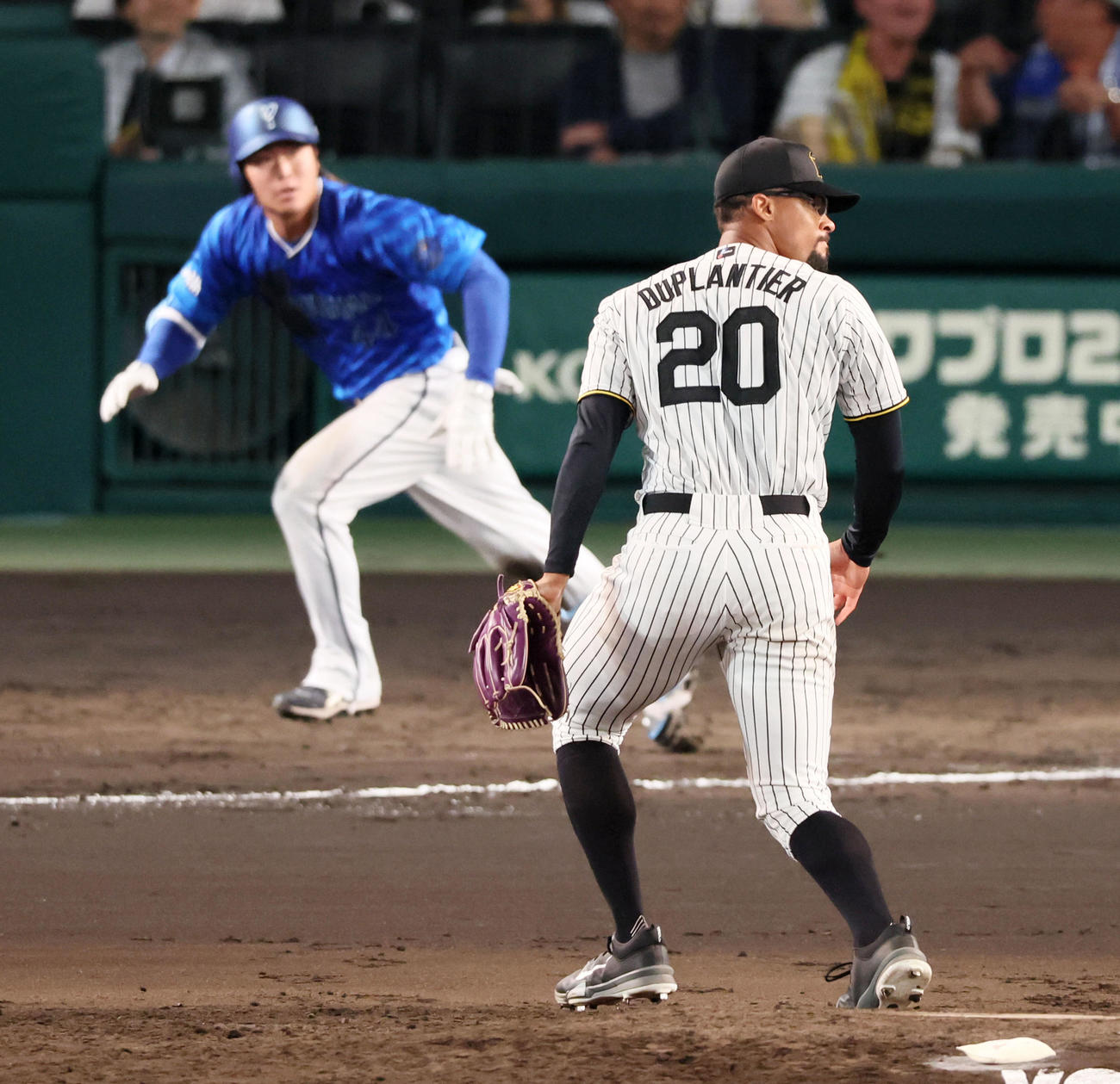 阪神対DeNA 7回表DeNA2死満塁、デュプランティエは石上に左前2点適時打を打たれ失点（撮影・加藤哉）
