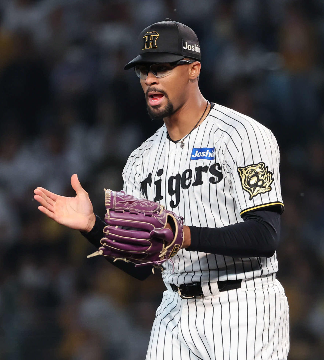阪神対DeNA 5回表DeNA2死、山本の打球を処理した三塁手ヘルナンデスに拍手を送るデュプランティエ（撮影・西尾就之）