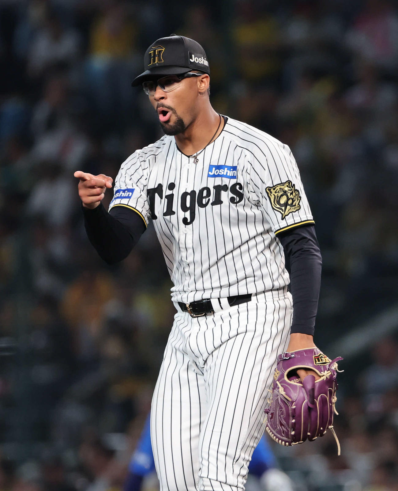 阪神対DeNA 5回表DeNA2死、山本の打球を処理した三塁手ヘルナンデスを指さす送るデュプランティエ（撮影・西尾就之）