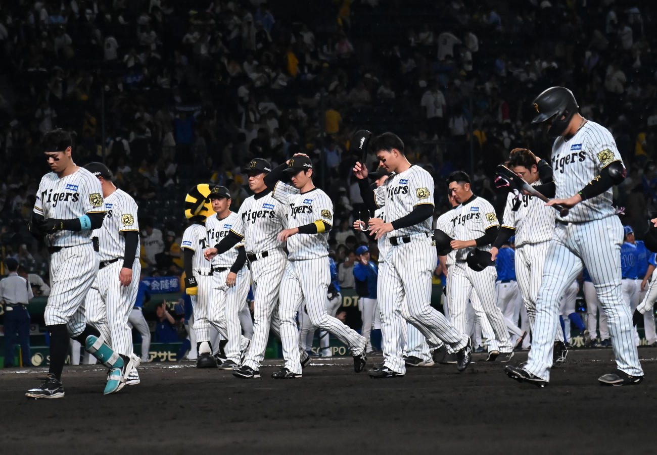 阪神対DeNA DeNAに負け肩を落とす阪神ナイン（撮影・石井愛子）