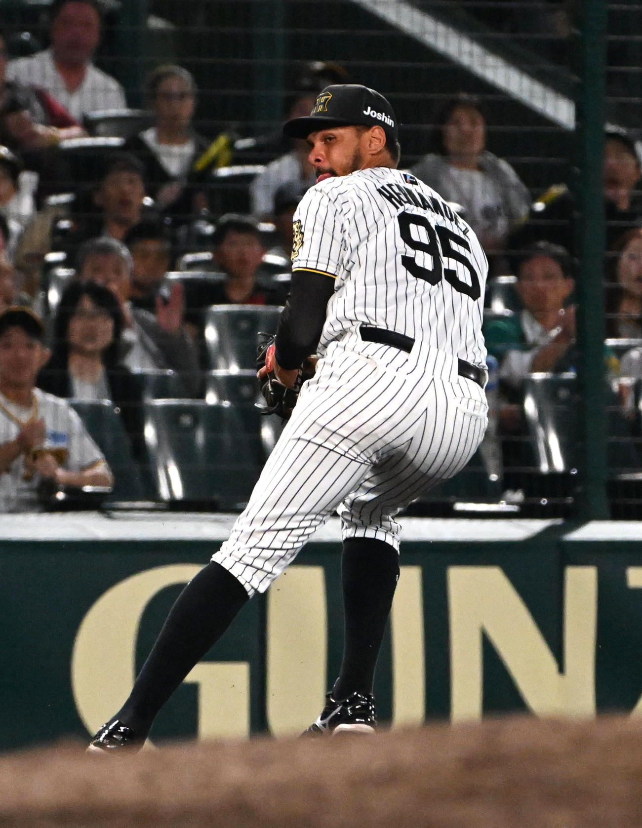 阪神対DeNA 5回表DeNA1死、山本の三ゴロを好捕し送球するヘルナンデス（撮影・石井愛子）