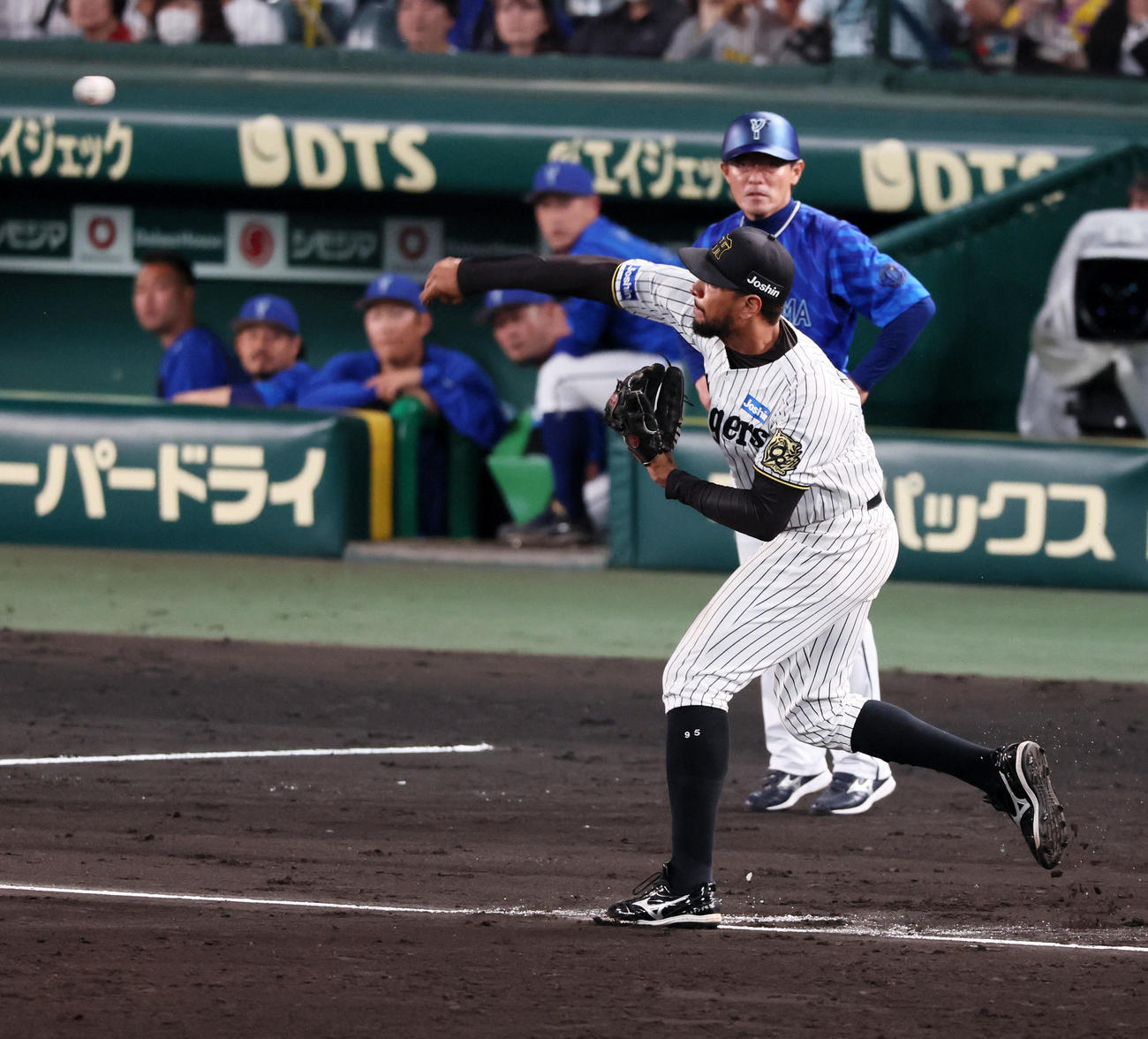 阪神対DeNA 5回表DeNA1死、ヘルナンデスは山本の打球を一塁に送球しアウトを奪う（撮影・加藤哉）