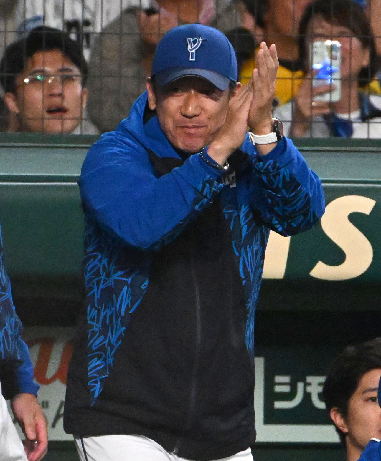 阪神対DeNA 7回表DeNA2死満塁、度会隆輝の生還に喜ぶ三浦監督（撮影・石井愛子）