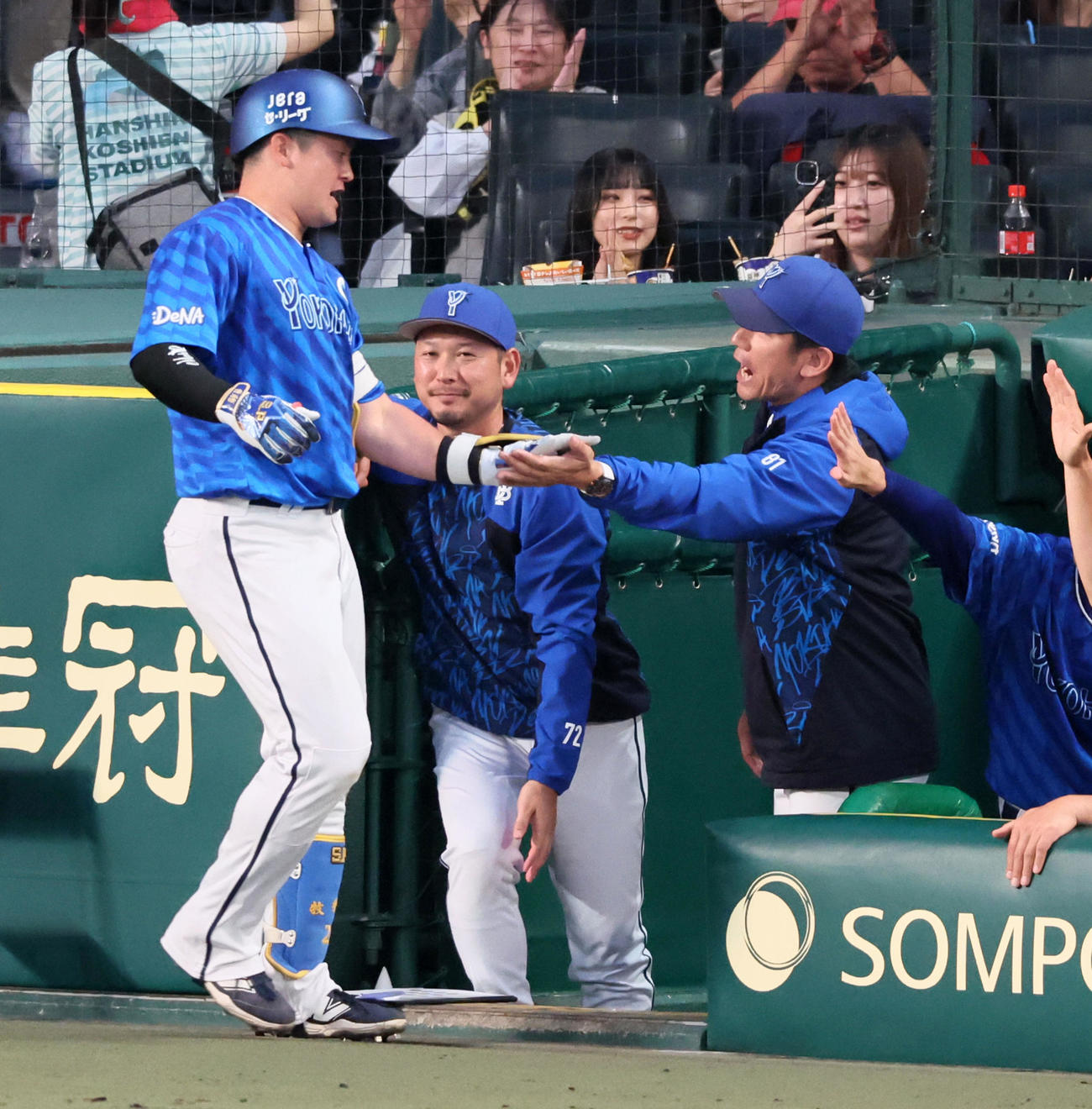 本塁打を放ち放った牧（左）をベンチで迎える三浦監督（撮影・加藤哉）
