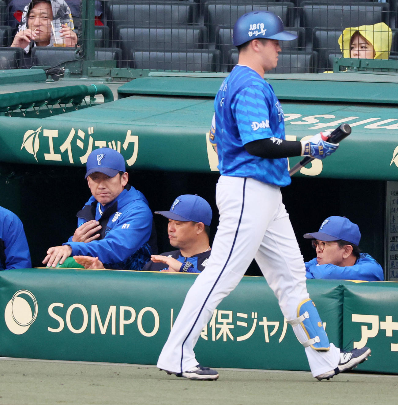 阪神対DeNA 1回表DeNA1死、三振してベンチへ引き揚げる牧（右）と三浦監督（撮影・加藤哉）