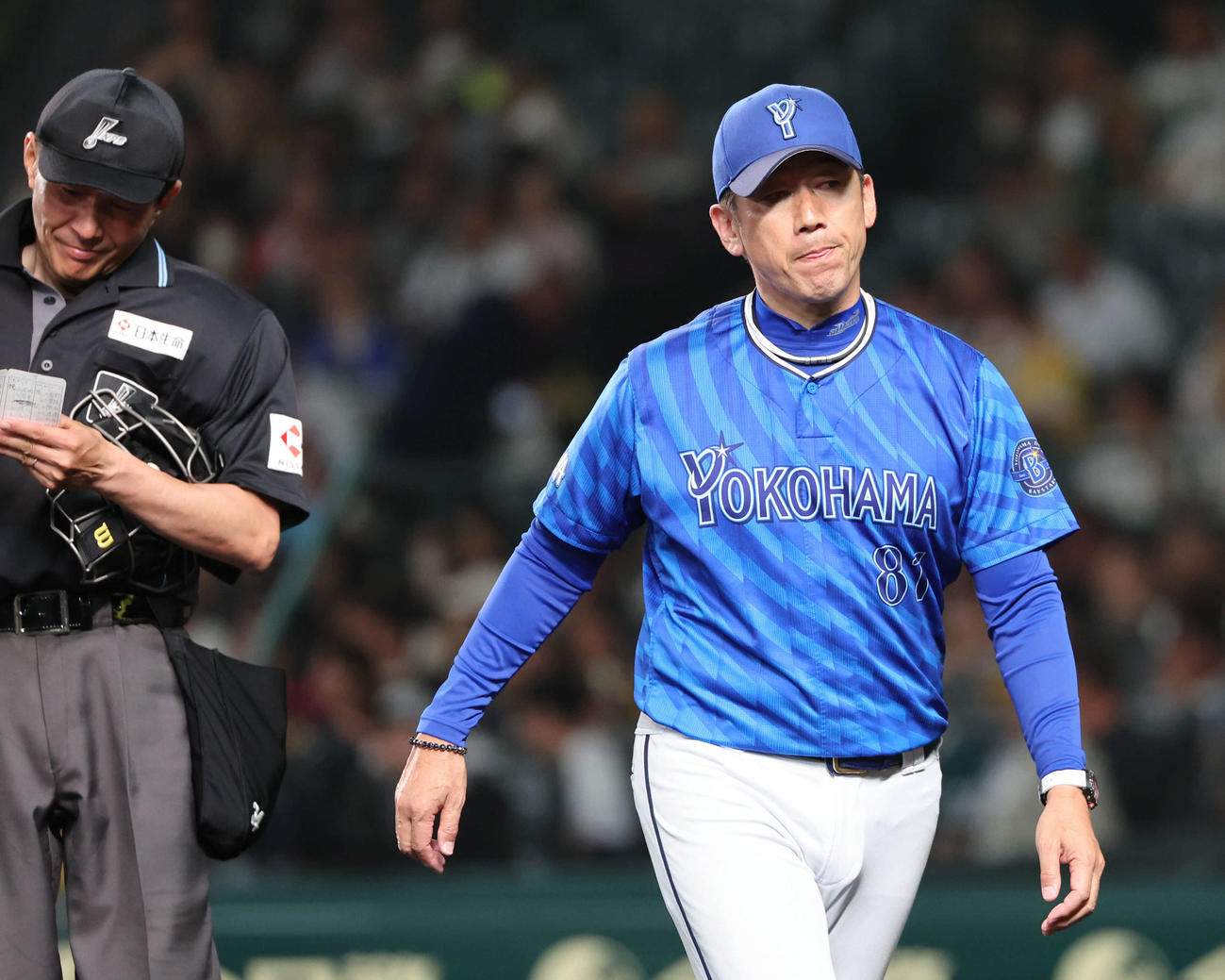 阪神対DeNA 8回の攻撃を終え、選手交代を告げたDeNA三浦監督はベンチに戻る（撮影・西尾就之）