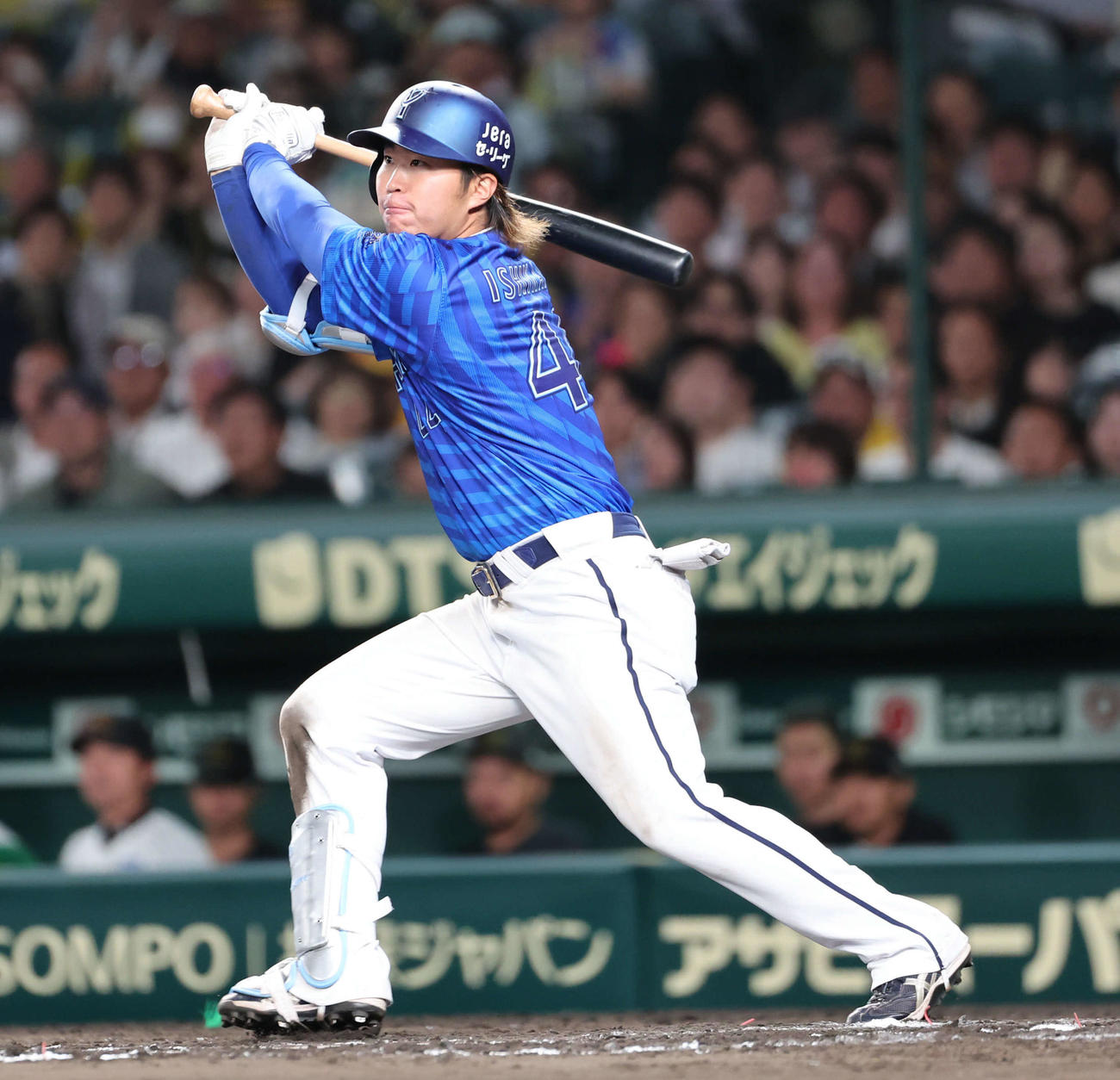 阪神対DeNA 7回表DeNA2死満塁、石上は左前に2点適時打を放つ（撮影・西尾就之）
