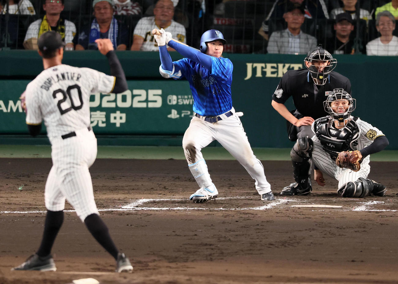 阪神対DeNA 7回表DeNA2死満塁、石上は左前に2点適時打を放つ。投手デュプランティエ（撮影・加藤哉）